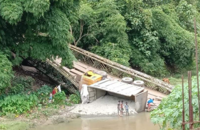 রাঙামাটিতে ব্রিজ ভেঙে ৩৫ টন ওজনের পাথর বোঝাই ট্রাক খালে আহত ২