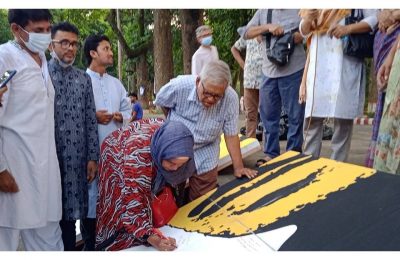 শহীদ আব্দুর রবের বিশাল পোর্ট্রেটের উপর প্রতিবাদী গণস্বাক্ষর কর্মসূচীর মাধ্যমে ব্যতিক্রমী প্রতিবাদ সিআরবি রক্ষা মঞ্চের