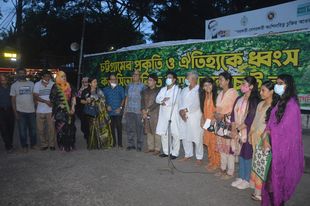 সিআরবি রক্ষায় ধারাবাহিক আন্দোলনের অংশ হিসেবে আজ নাগরিক সমাজের আন্দোলনে সংহতি প্রকাশ করে আবৃত্তিতে অংশ নেয় সম্মিলিত আবৃত্তি জোট চট্টগ্রাম