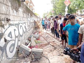 কাভার্ডভ্যানের ধাক্কায় বাংলাদেশ ব্যাংকের সীমানা দেয়াল ভেঙে ফুটপাতে, আহত ৭ জনের মধ্যে আশঙ্কজনক ১