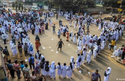 শিক্ষার্থীদের অর্ধেক ভাড়ার দাবি, পরিবহণ নেতাদের ‘না’ -গণপরিবহণে বিশেষ করে বাসে অর্ধেক ভাড়ার দাবিতে রাস্তায় নেমেছেন শিক্ষার্থীরা৷ এ নিয়ে পরিবহণ শ্রমিকদের সঙ্গে তাদের সংঘাতও হচ্ছে৷ বাস থেকে শিক্ষার্থীকে ফেলে দেয়া এবং দুই ছাত্রীকে ধর্ষণের হুমকি দেয়ার অভিযোগ পাওয়া গেছে৷