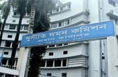 দুদক: সহকর্মীকে চাকরিচ্যুত করার প্রতিবাদে কর্মকর্তাদের নজিরবিহীন মানববন্ধন