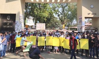 শাটল সংকটের প্রতিবাদে চবির মূল ফটকে শিক্ষার্থীদের তালা  -আন্দোলনের দেড় ঘন্টা পর ৬টি বাস দেয়ার ঘোষণা কর্তৃপক্ষের