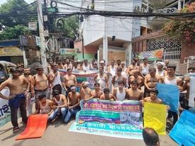 চট্টগ্রাম-সন্দ্বীপ রুটে নিরাপদ নৌ যাতায়াতের দাবিতে জামা খুলে ব্যতিক্রমী প্রতিবাদ কর্মসূচি