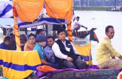 সাজানো নৌকায় মন্ত্রী মোমেনের বন্যা দেখা