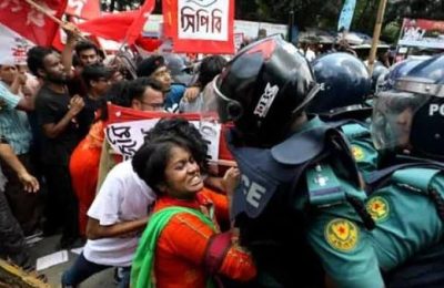 ‘২৫ আগস্ট বৃহস্পতিবার সারাদেশে অর্ধদিবস হরতাল ঘোষণা’ – প্রধানমন্ত্রীর কার্যালয় অভিমুখে বাম জোটের মিছিলে পুলিশের বাধা -বেরিকেড ভেঙে রাজপথে অবস্থান-সমাবেশ