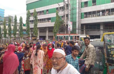 বকেয়া বেতনের দাবিতে চট্টগ্রামে সড়ক অবরোধ করে বিক্ষোভ