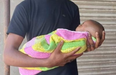 কারখানা গেইটে হচ্ছে সন্তানকে মায়ের দুগ্ধ পান
