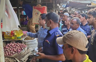 লোহাগাড়ায় ৭ দোকানিকে জরিমানা