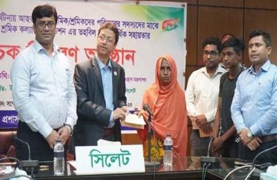 ২ লাখ টাকা করে পেলো সড়ক দুর্ঘটনায় নিহত ১৫ শ্রমিকের পরিবার