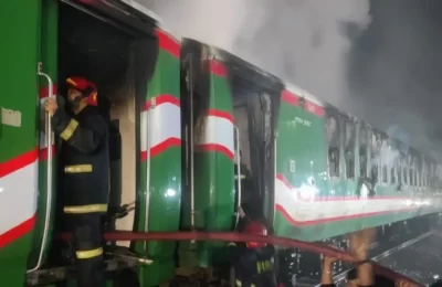 ঢাকার গোপীবাগে বেনাপোল থেকে যাত্রী নিয়ে আসা ট্রেনে আগুন, ৪ জনের মৃত্যু