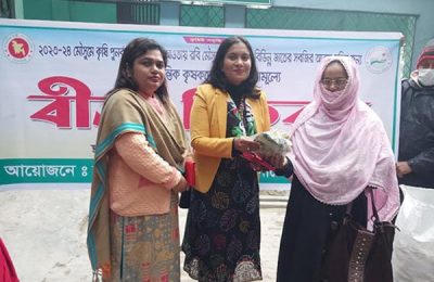 নাটোরে প্রণোদনার সবজি বীজ বিতরণ