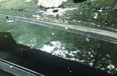 নির্মাণাধীন ফ্লাইওভার থেকে পাথরখণ্ড পড়ল প্রাইভেট কারের ওপর