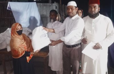 সিটি মেয়র রেজাউল করিমের পক্ষ থেকে নির্মাণ শ্রমিকদের ইফতার সামগ্রী বিতরণ