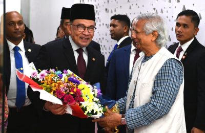 মালয়েশিয়ার প্রধানমন্ত্রী আনোয়ার ইব্রাহিম ঢাকা পৌঁছেছেন
