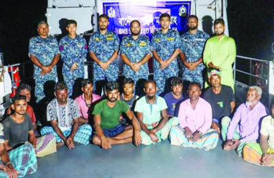 বঙ্গোপসাগরে ভাসতে থাকা ১৩ জেলেকে জীবিত উদ্ধার করল নৌবাহিনী